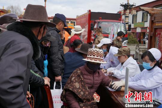 图为3月14日,西藏军区总医院医护人员为拉萨市民量血压。 张伟 摄 图为3月14日,西藏军区总医院医护人员为拉萨市民量血压。 张伟 摄