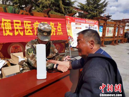 图为3月14日,游客在拉萨大昭寺门前的便民医疗服务点前问诊。 张伟 摄 图为3月14日,游客在拉萨大昭寺门前的便民医疗服务点前问诊。 张伟 摄