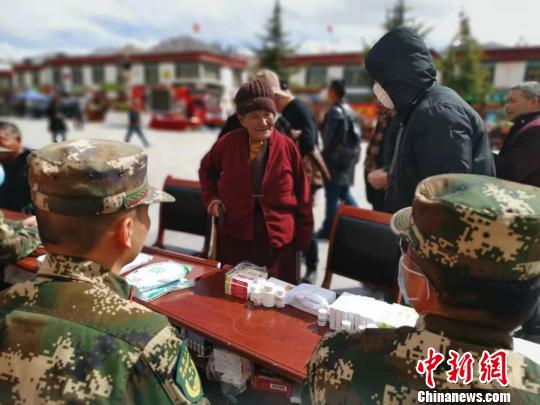 图为3月14日,一位藏族老阿妈在拉萨大昭寺门前的便民医疗服务点前问诊。 张伟 摄 图为3月14日,一位藏族老阿妈在拉萨大昭寺门前的便民医疗服务点前问诊。 张伟 摄