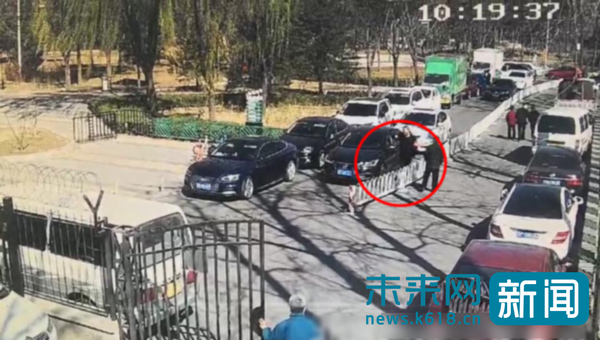 非法收取赏樱游客停车费 3名假收费员当场被抓