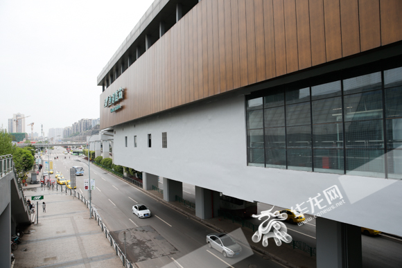 01——鱼胡路站针对车站外立面磨损老旧的问题,进行了重新涂装.