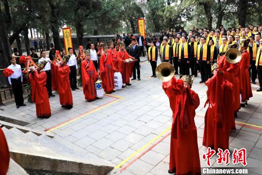 4月4日,己亥年春季祭孔大典在孔子出生地山东曲阜尼山举行。 李欣 摄 4月4日,己亥年春季祭孔大典在孔子出生地山东曲阜尼山举行。 李欣 摄