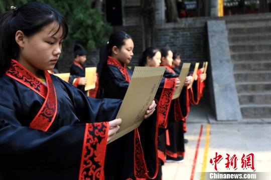 当天百位儒生分列曲阜尼山孔庙道路两侧,朗诵《论语》经典名句。 李欣 摄 当天百位儒生分列曲阜尼山孔庙道路两侧,朗诵《论语》经典名句。 李欣 摄
