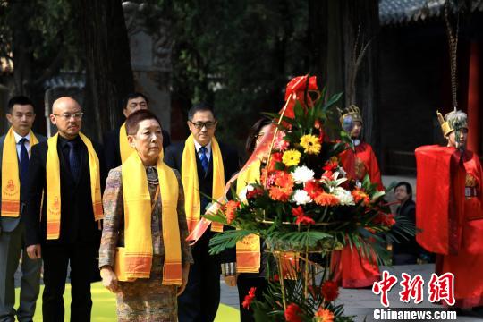 在身着汉服的司礼官引领下,祭祀者拾级而上,依次祭拜大成至圣先师孔子。 李欣 摄 在身着汉服的司礼官引领下,祭祀者拾级而上,依次祭拜大成至圣先师孔子。 李欣 摄