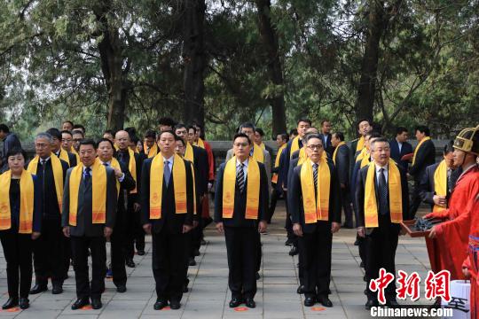 孔子第七十九代嫡长孙孔垂长与参加祭祀的社会各界人士佩戴黄色祭祀绶带,正衣冠、拾肃容。 李欣 摄 孔子第七十九代嫡长孙孔垂长与参加祭祀的社会各界人士佩戴黄色祭祀绶带,正衣冠、拾肃容。 李欣 摄