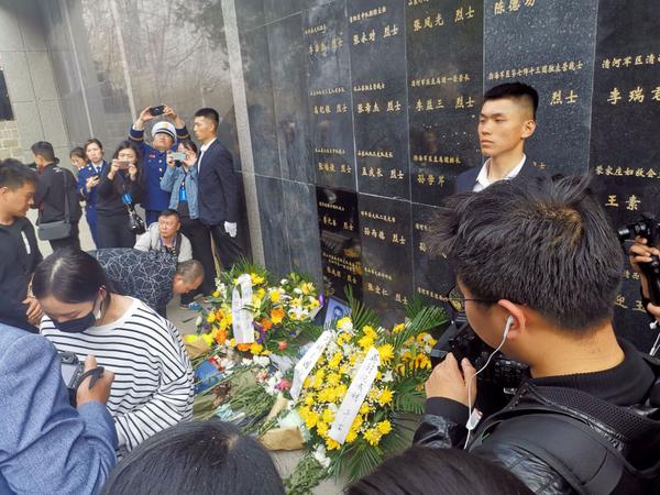 张成朋烈士骨灰在邹平市烈士陵园安葬 现场上万人悲痛悼念