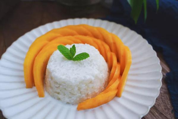 泰式芒果糯米饭,不用去泰国,在家电饭煲就能做出来!香甜又软糯