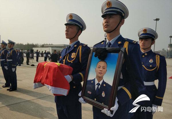 张帅烈士魂归故乡 当地乡亲自发接他回家