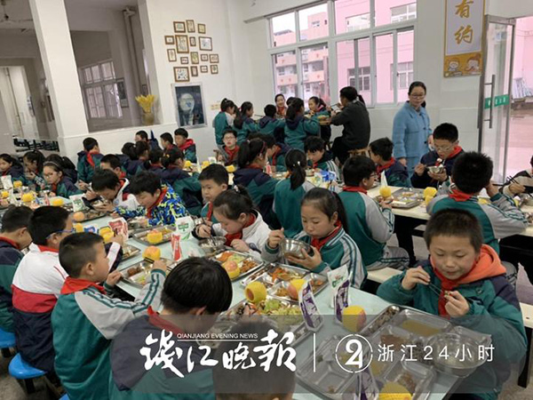 浙江缙云一小学表现好学生能和校长同桌吃饭，校长：不怕争议