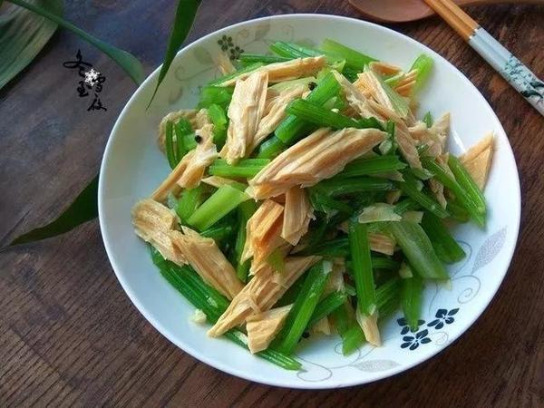 腐竹拌西芹,值得吃的一道家常凉拌菜!