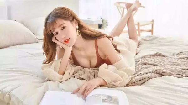 女人这样穿衣，胸大了、背美了，气质好10倍！男神见了都心动～