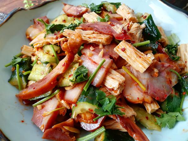 猪身上这个部位凉拌吃口感最佳,这道菜肴荤素搭配营养