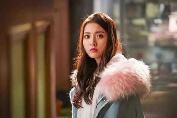 在之前播出的电视剧《要先接吻吗》中,她饰演甘宇成的女儿,剧中她叛逆