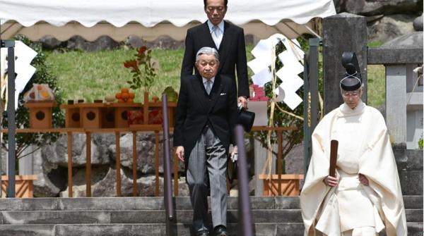 平成三十年:日本天皇从神到人的孤独战争