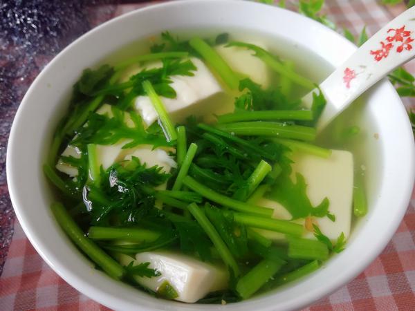 【茼蒿虾皮豆腐汤】    材料:内酯豆腐1盒,茼蒿250克,虾皮1汤匙