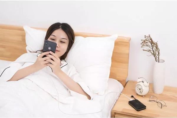 一个人在家时,不用蹲在插座旁边,拿着充电宝,躺在床上就能玩