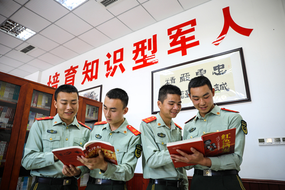 "五四"来临之际 武警官兵活动里学知识传精神