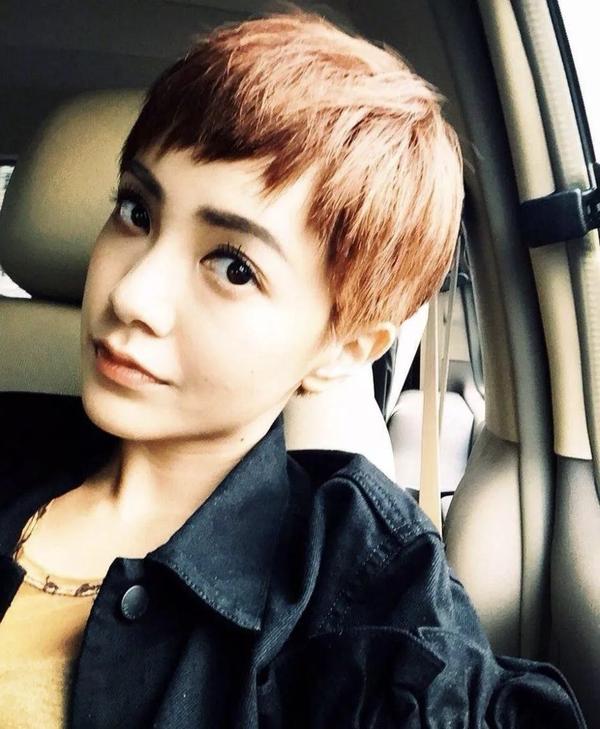 周冬雨易烊千玺同剪寸头!时尚感提升!