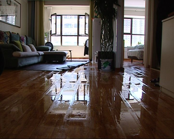 济南一业主家中臭味熏天,污水没过脚脖子