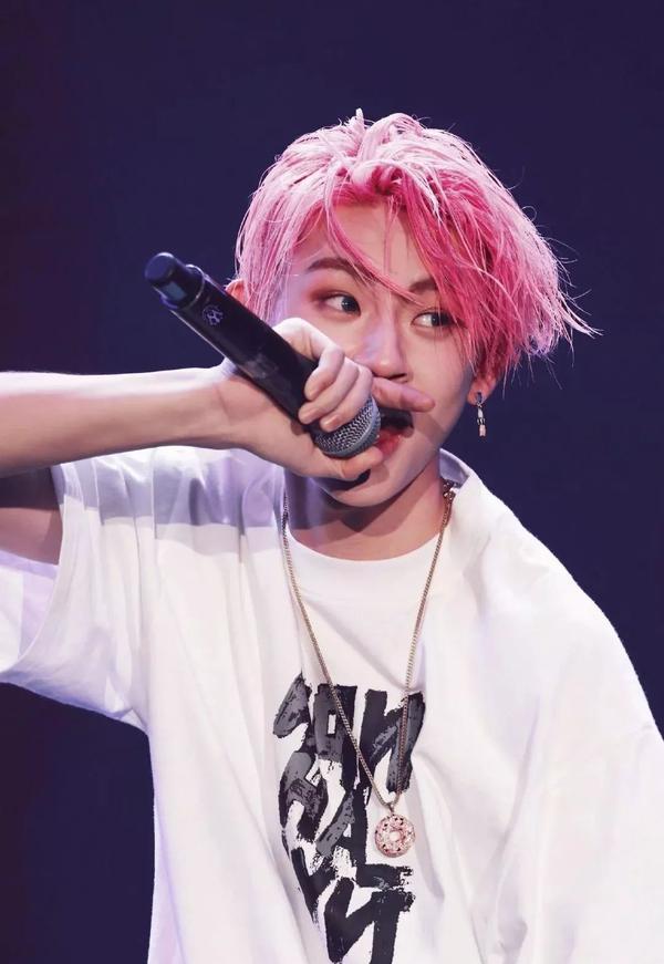 把粉色当成了首选浅发色,刚开了首个个人音乐会的小鬼王琳凯染了粉毛