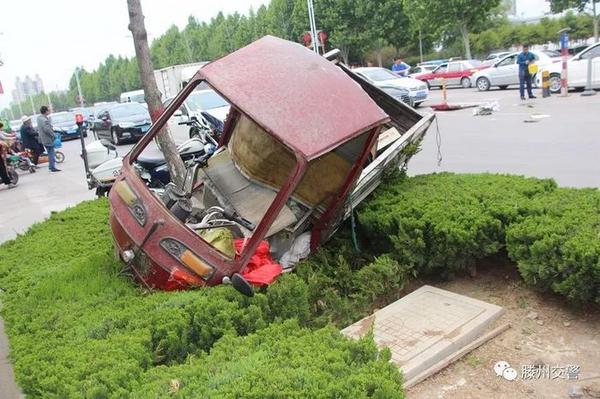 滕州两车相撞 三轮车驾驶人抢救无效身亡