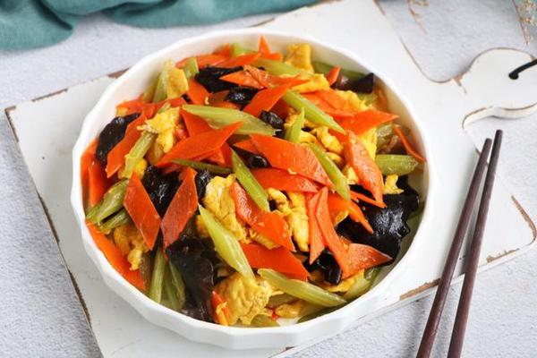 [芹菜胡萝卜真菌炒鸡蛋]