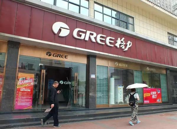 他在会场门口签到,提交了自己的姓名,机构名称,身份证号