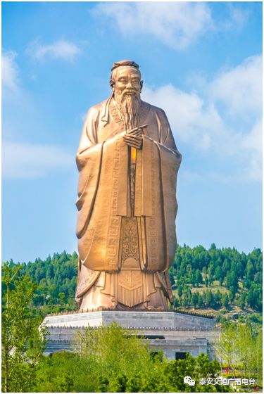 南眺圣水湖,风景景致幽美,山水格局精妙,核心标志为孔子像和大学堂