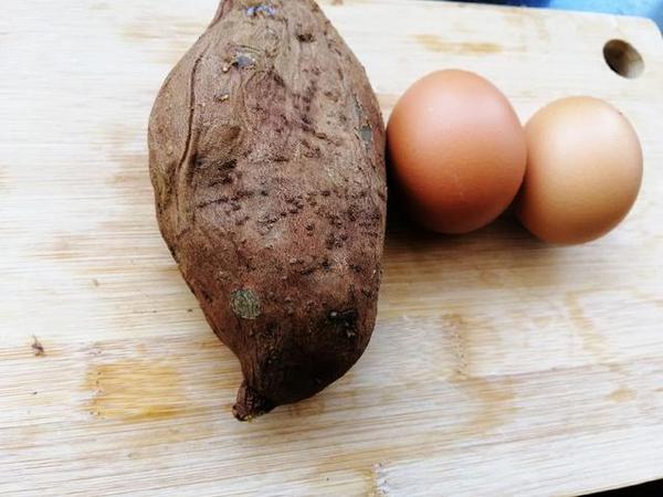 1.把煮熟的红薯去皮后用勺子压成泥状,一个红薯大约100克左右.