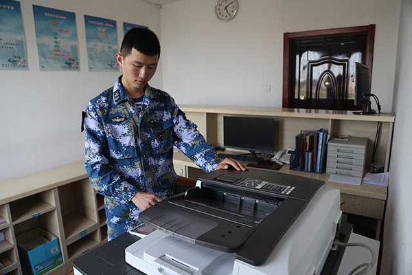 "赶紧救人!"路遇车祸两人被卷车底,危急时刻海军战士掀车救人