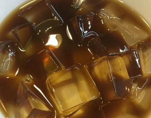 别傻傻的这样做凉粉了,有了它吃着就像果冻嫩滑,早知道早受益