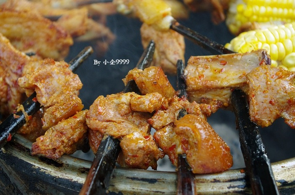 小企食录:吃相粗犷的彝族火盆烤肉
