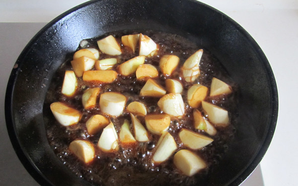 6.加入少许盐,大火收汁,盛入盘中, 表面撒上小葱末.