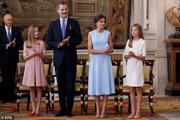 西班牙国王登基5周年 王室"姐妹花"罕见亮相(图)