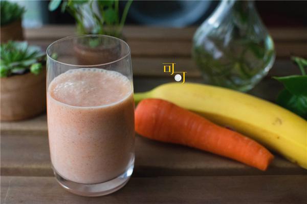 非常润滑,有香蕉味的牛奶,胡萝卜有清甜口味,营养更佳,颜色更漂亮.