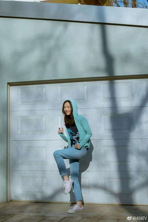 金艺琳白色吊带 九分牛仔裤,小白鞋呼应整体look,休闲与性感