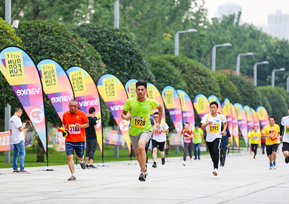重庆城市乐跑赛活力开跑 五千跑友锻炼之余体验非遗文化