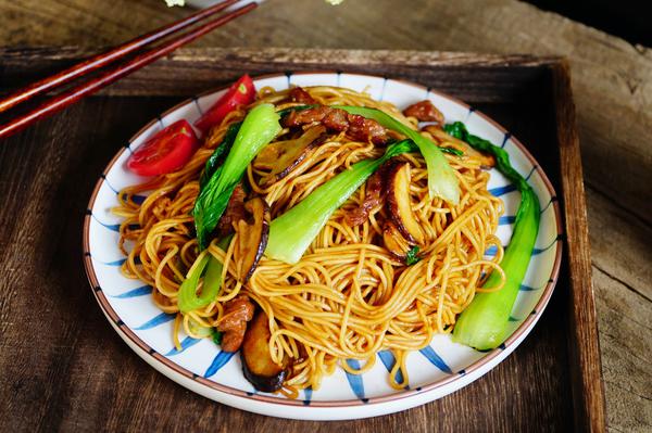 【炒面】所用食材:挂面,瘦肉,香菇,青菜;生抽,老抽,料酒,胡椒粉,盐