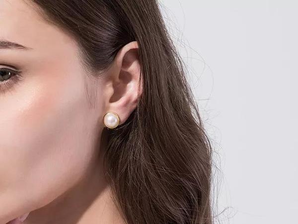 戴珍珠耳环显老?那你是没试过这些
