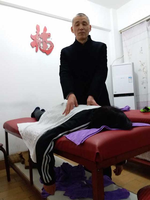 双拥在青岛⑤ 双眼失明,他用双手推出"光明"