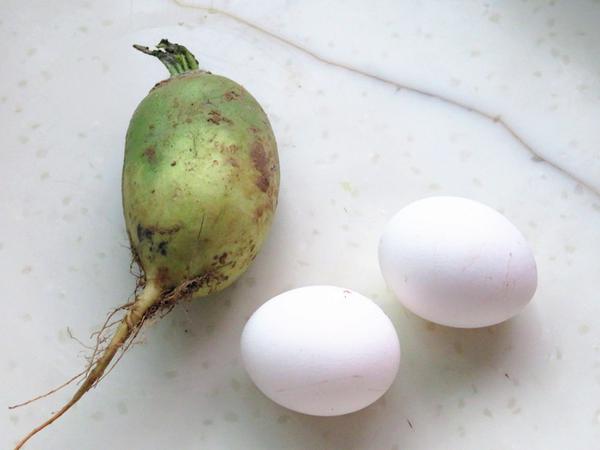 将水萝卜的头尾部去掉,再将不易洗干净的表皮刮一刮,用擦丝器擦成