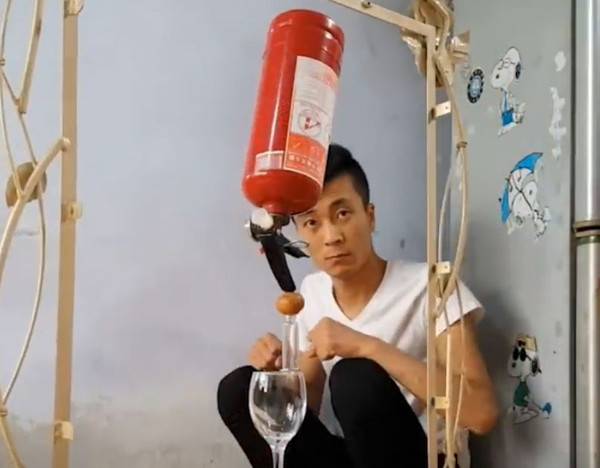 中国小伙的平衡神技,绝了!