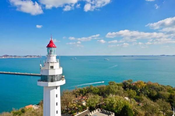 远远望去,能看到烟台的标志性建筑——               烟台山