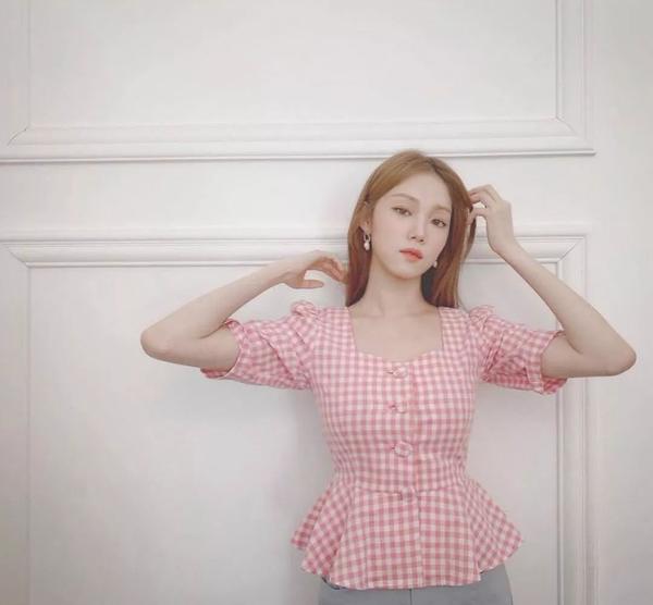 穿了一件  短打 milkmaid ,  修身 之余披一件 oversize外套就可以又