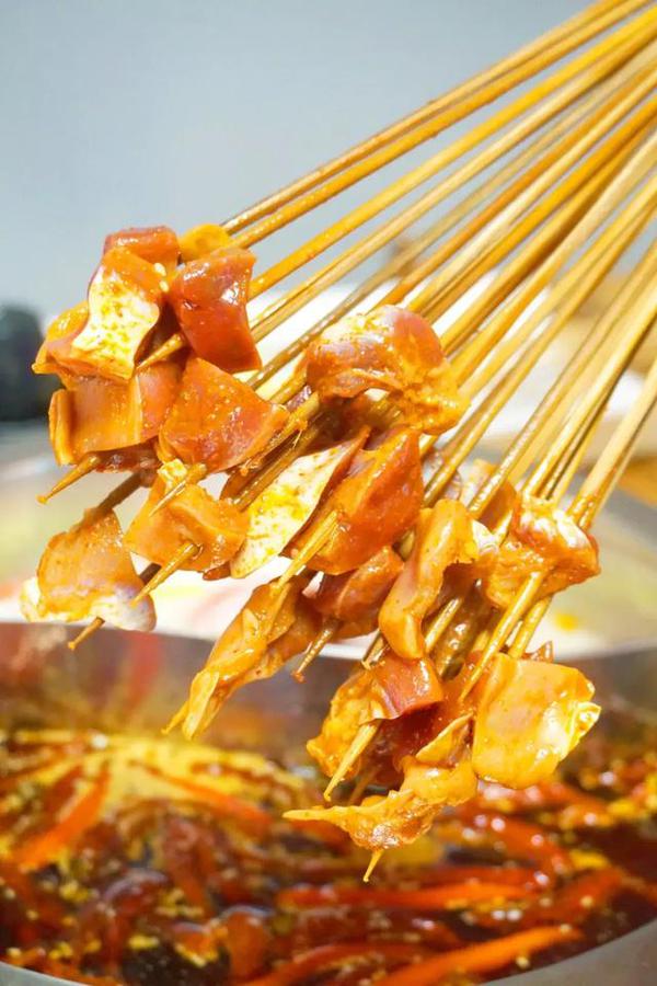 4个90后辞职开了家24小时营业的串串店!味道,是真好