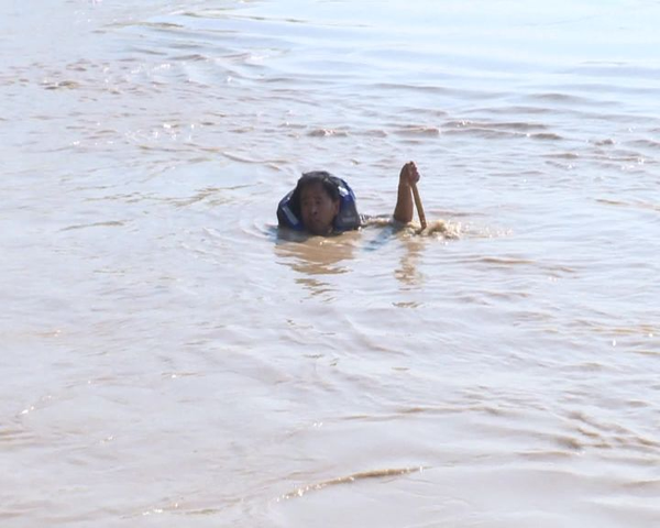 发生溺水的原因主要是孩子的无知,还有盲目施救造成的,光靠撵人,他们