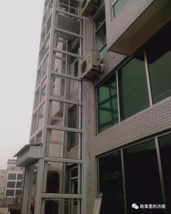 今日招牌菜:30楼的业主自行安装了家用电梯,是否是违规装修违规装修?