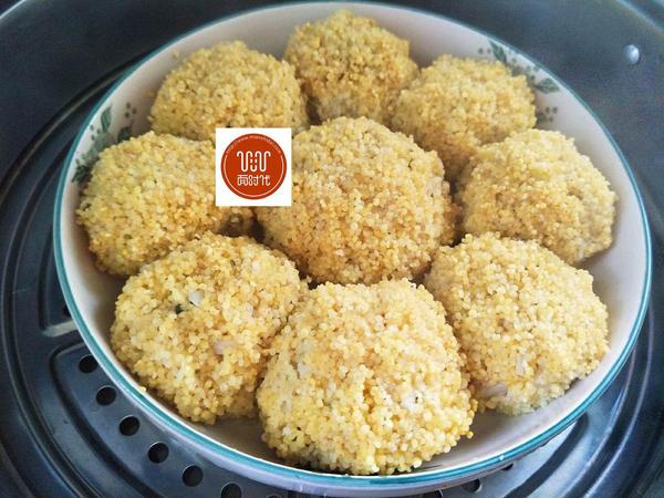 9,蒸好后表面撒上小葱末,儿子特别爱吃.