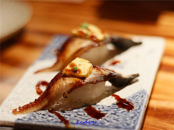 不可错过的是鳗鱼手握,火炙过后鳗鱼微微的焦香给予鼻息不一样的