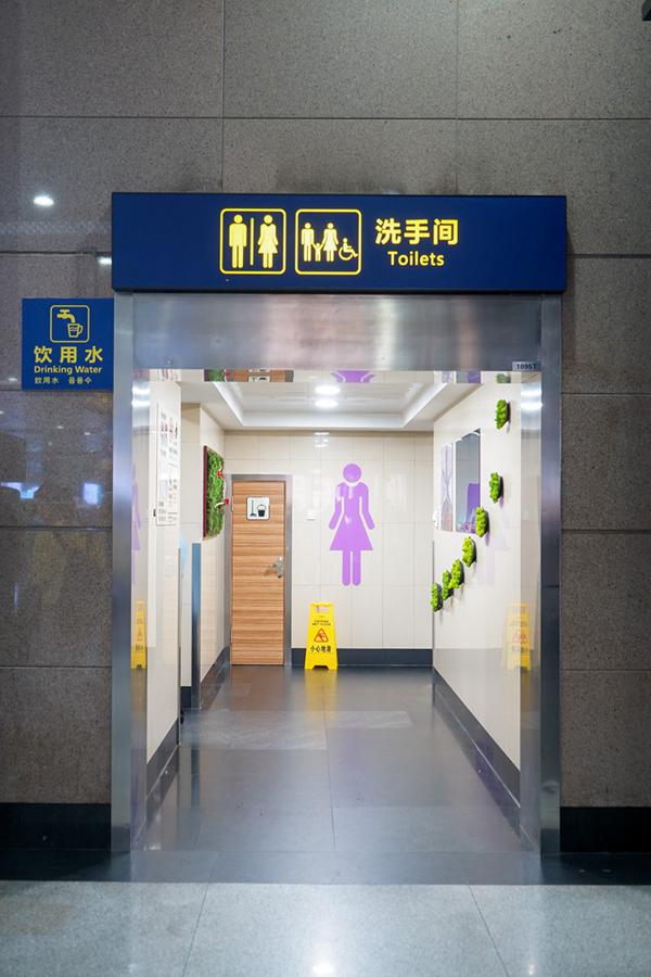机场航站楼的人数达10万人次以上,但航站楼内仅有的46套卫生间(蹲位